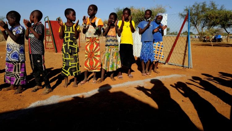 Bambini fuggiti da un attacco jihadista nel nord del Sahel nel 2020