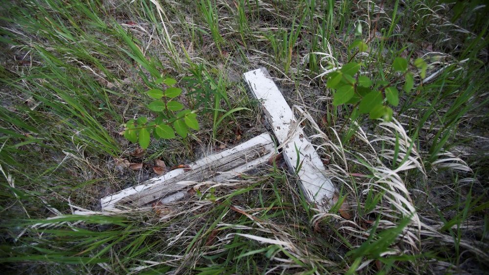 Una croce nel cimitero per bambini morti alla Indian Residential School, Canada