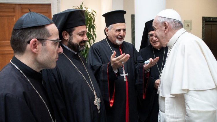 Saludos entre el Papa y los líderes de las comunidades cristianas del Líbano