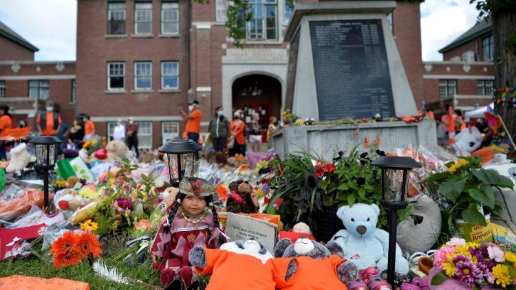 Des milliers de bouquets de fleurs et de jouets déposés en hommage aux enfants morts dans le pensionnait de Kamloops