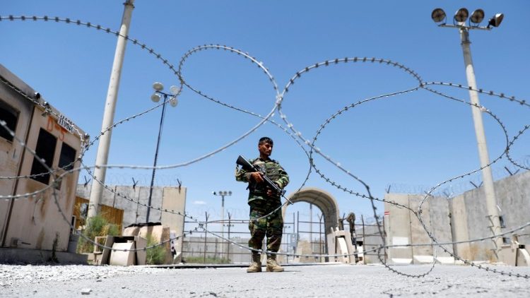 Soldati afghani di guardia alla base Usa di Bagram, la più grande in Afghanistan