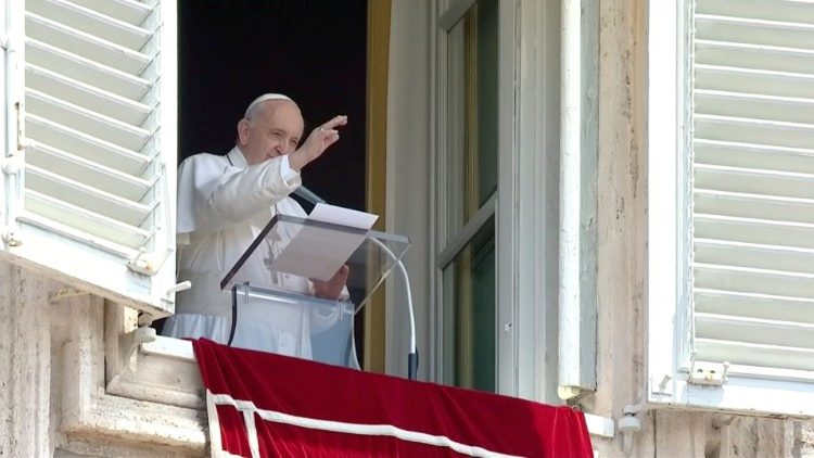 Папата Фрањо за време на молитвата Ангел Господов