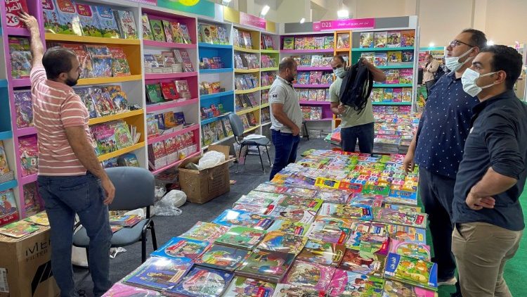 Visitantes em estande de  livros infantis durante a 52ª Feira Internacional do Livro do Cairo