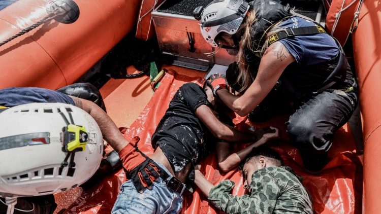 Helfer des Ocean-Viking-Teams bei einer Rettungsaktion im Mittelmeer am 4. Juli