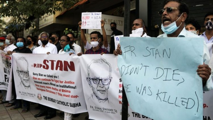 Faixas e cartazes durante oração pelo padre e ativista cristão indiano Stanislaus Lourduswamy. REUTERS / Francis Mascarenhas