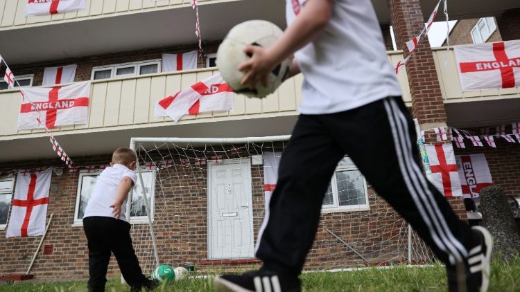 Bambini che giocano al calcio prima della semifinale di Euro 2020 Inghilterra-Danimarca