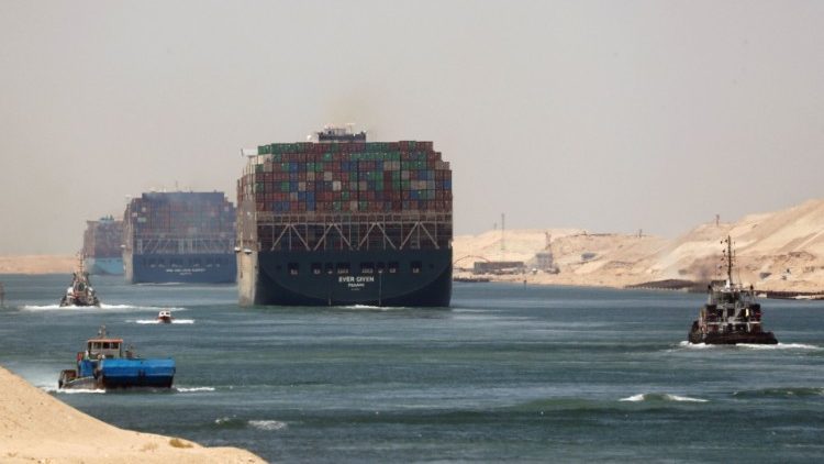 Транспортни кораби по Суецкия канал