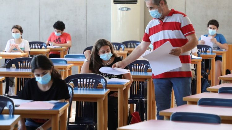 Schüler einer katholischen Schule in Mansourieh schreiben eine Klausur - Aufnahme vom Juni