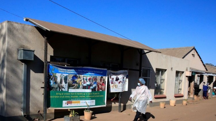Profissional de saúde passa em frente à uma clínica que oferece vacinas contra o coronavírus (COVID-19) em Harare, Zimbábue, 8 de julho de 2021. REUTERS / Philimon Bulawayo