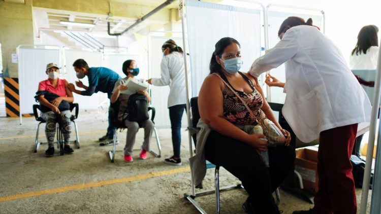 Vacunación contra el covid-19 en Caracas.