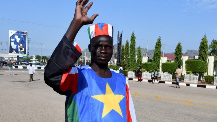Ein südsudanesischer Mann gestikuliert auf der Straße, während das Land den 10. Jahrestag der Unabhängigkeit feiert, in Juba, Südsudan, 9. Juli 2021.