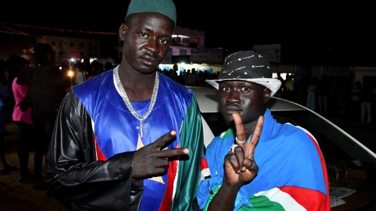 जूबा में स्वतंत्रता की  १०वी वर्षगांठ मनाते हुए दश्रिण सूडान के लोग