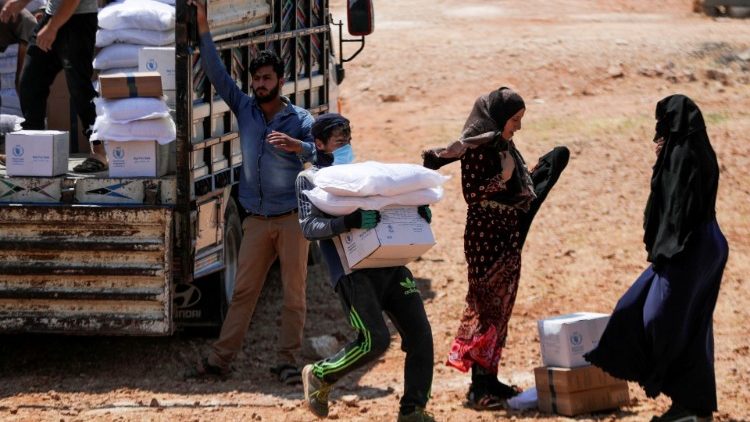 Humanitäre Hilfe wird in Idlib ausgeladen - Aufnahme vom 9. Juni