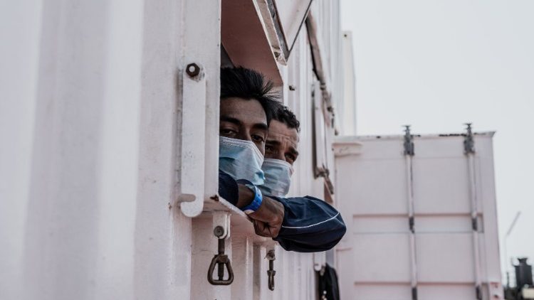 Des migrants sur le navire Ocean Viking de l'ONG SOS Méditerranée. à Augusta en Sicile.