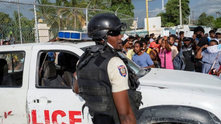  अमेरिका दूतावास के सामने खड़ी हैती पुलिस