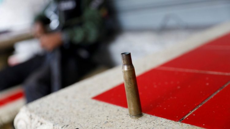 Um projétil de munição de guerra calibre .50 usado por membros da gangue criminosa Koki durante confrontos armados na COTA 905 em Caracas. REUTERS / Leonardo Fernandez Viloria