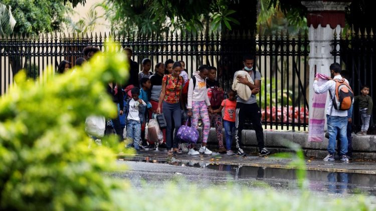 कराकास में कोकी आपराधिक गिरोह के साथ सशस्त्र टकराव के दौरान कोटा 905के निवासी अपने घर छोड़ते हुए  