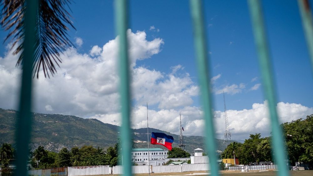 Puerto Príncipe, la bandera haitiana ondea a media asta frente al palacio presidencial.