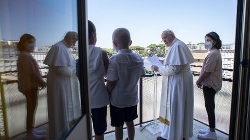 "Beteg voltam és meglátogattatok": Ferenc pápa Úrangyala imája a Gemelli-klinikán