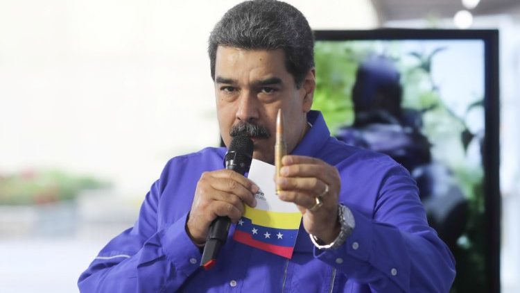 Präsident Nicolas Maduro hält während einer Fernsehansprache eine Patrone in die Luft, die bei den Gefechten in Caracas abgefeuert wurde 