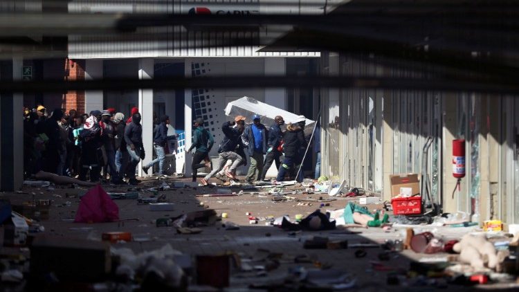 Die Ausschreitungen in Südafrika gehen mit Plünderungen einher, hier ein Geschäft in Katlehong