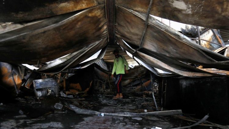 नसीरिया के अस्पताल में आग लगने के बाद क्षतिग्रस्त