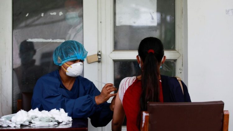 नेपाल के काठमाण्डू में  कोरोना वायरस वैक्सिन लेती एक महिला
