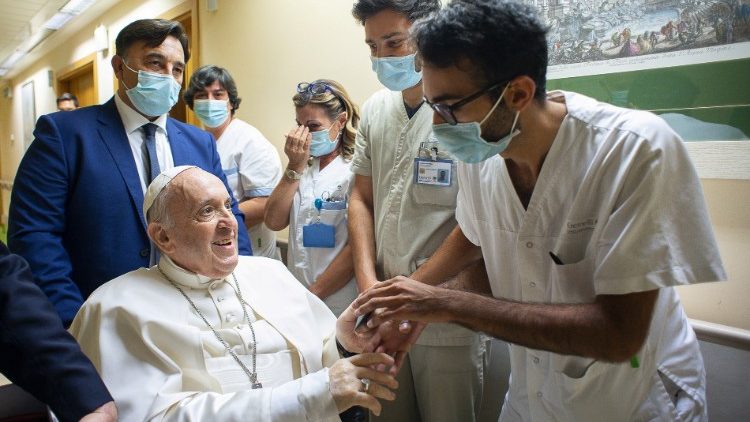 Papst Franziskus wurde im Sommer 2021 in der Gemelli-Klinik behandelt