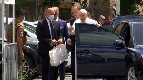 Francisco concluyó su hospitalización y regresó al Vaticano