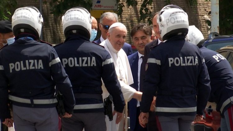 Папа Францішак дзякуе паліцэйскім, якія суправаджалі яго па дарозе да Ватыкану