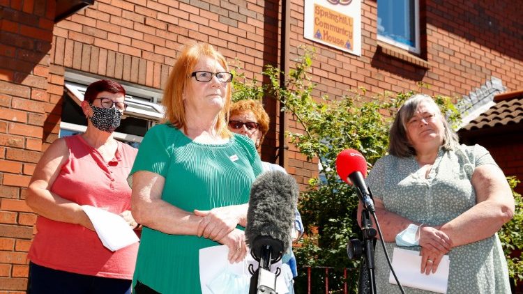 Familiares de vítimas do massacre de Ballymurphy fazem uma declaração após a proposta de Brandon Lewis para a prescrição dos processos em casos relacionados a problemas anteriores ao acordo de paz de 1998