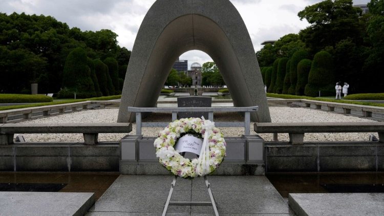 Upuru piemiņas memoriāls pie ieejas Atombumbas muzejā Hirosimā