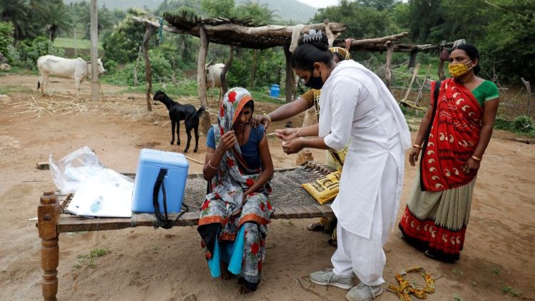 Centro vaccinale rurale  in India, dove si contano più di 31 milioni di contagiati