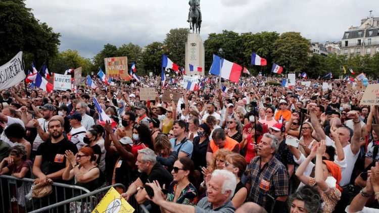 Alcuni momenti delle proteste in Francia contro il Green Pass e le limitazioni imposte dal governo 