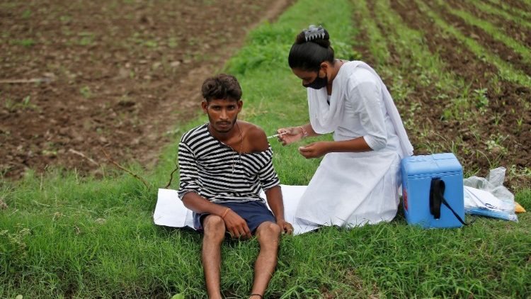 Farmer in India receives anti-covid vaccine