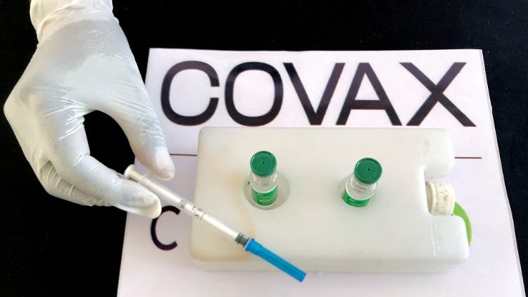 Eine Krankenschwester bereitet über COVAX bereitgestellte AstraZeneca/Oxford-Impf-Dosen im Eka Kotebe General Hospital in Addis Ababa vor