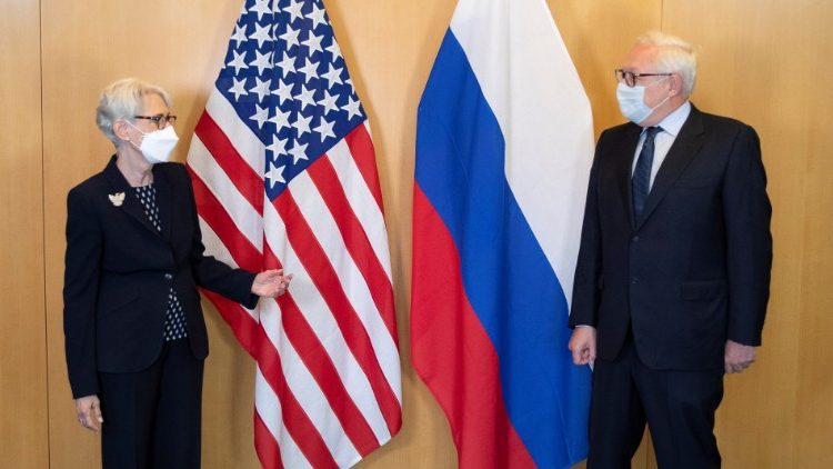 La vicesegretaria di Stato Usa, Wendy Sherman, e il viceministro degli Esteri russo, Sergei Ryabkov, a Ginevra