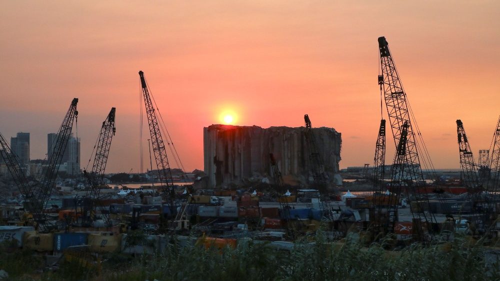 El puerto de Beirut destruido por la explosión un año atrás
