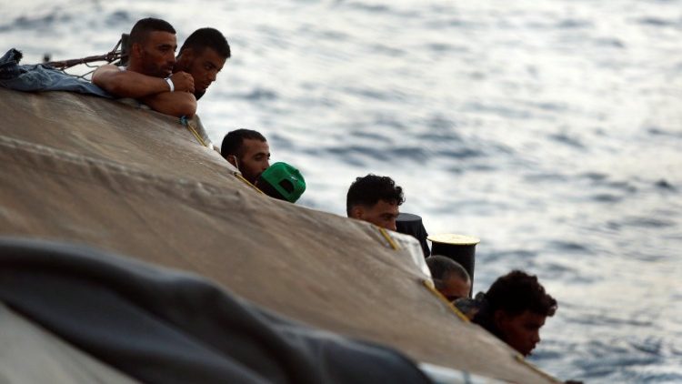 Un'imbarcazione soccorsa al largo di Lampedusa 