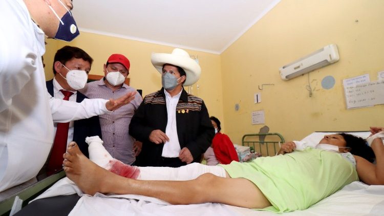 Perus Präsident Pedro Castillo besucht nach dem Erdbeben in Sullana Verletzte 
