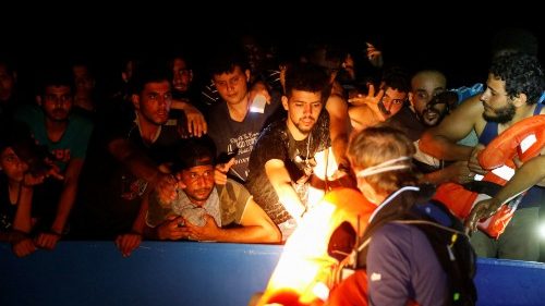 Mittelmeer: Hunderte Bootsmigranten gerettet 