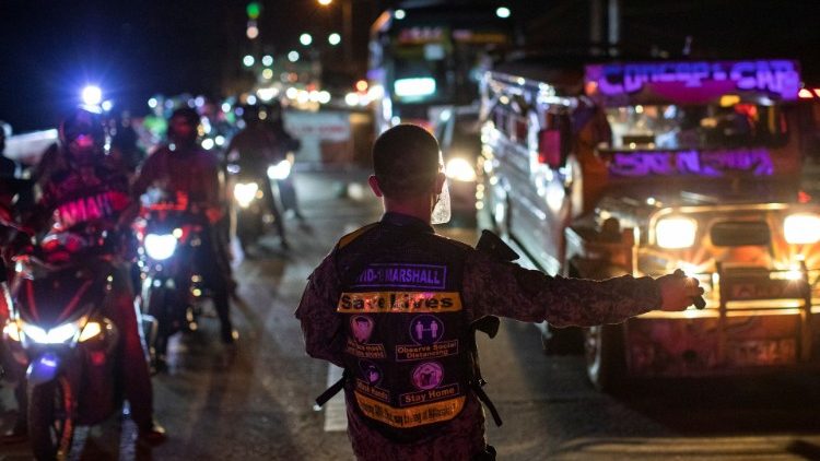 Polizeikontrolle zur Eindämmung der Ausbreitung des Coronavirus in Quezon City, Manila