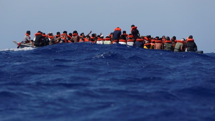 Migranten auf einem hölzernen Boot im Mittelmeer, am 2. August