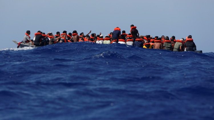 Die Menschen machen sich in völlig unzureichenden Booten auf die Überfahrt nach Europa