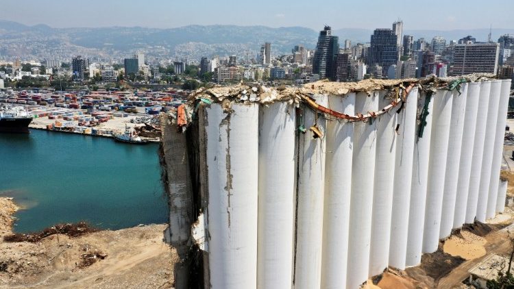 El puerto de Beirut destruido por la explosión un año atrás