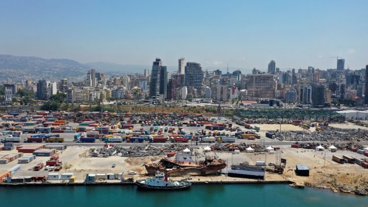 Vue sur le port de Beyrouth, un an après l'explosion.