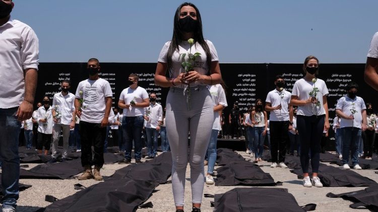 Estudantes libaneses com rosas brancas recordam vítimas da explosão no porto de Beirute