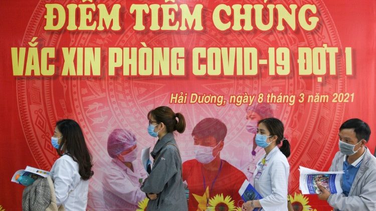 वियतनाम में स्वास्थ्यकर्मी अपनी बारी के इंतजार में 