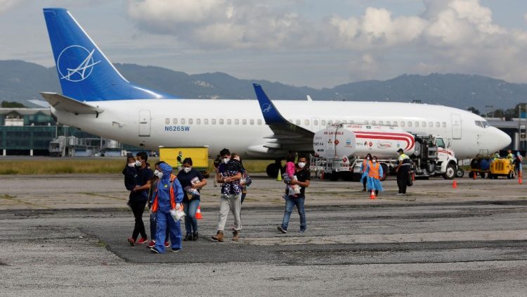 Des familles guatémaltèques expulsées des États-Unis, à l'aéroport international La Aurora de Guatemala City, le 4 août 2021.