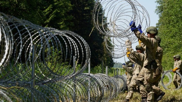 L'esercito lituano installa filo spinato al confine con la Bielorussia